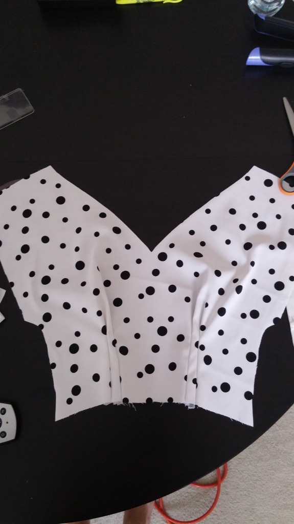 The front bodice with the darts sewn. With the v-neck  and the darts, you can already see it taking a really nice shape